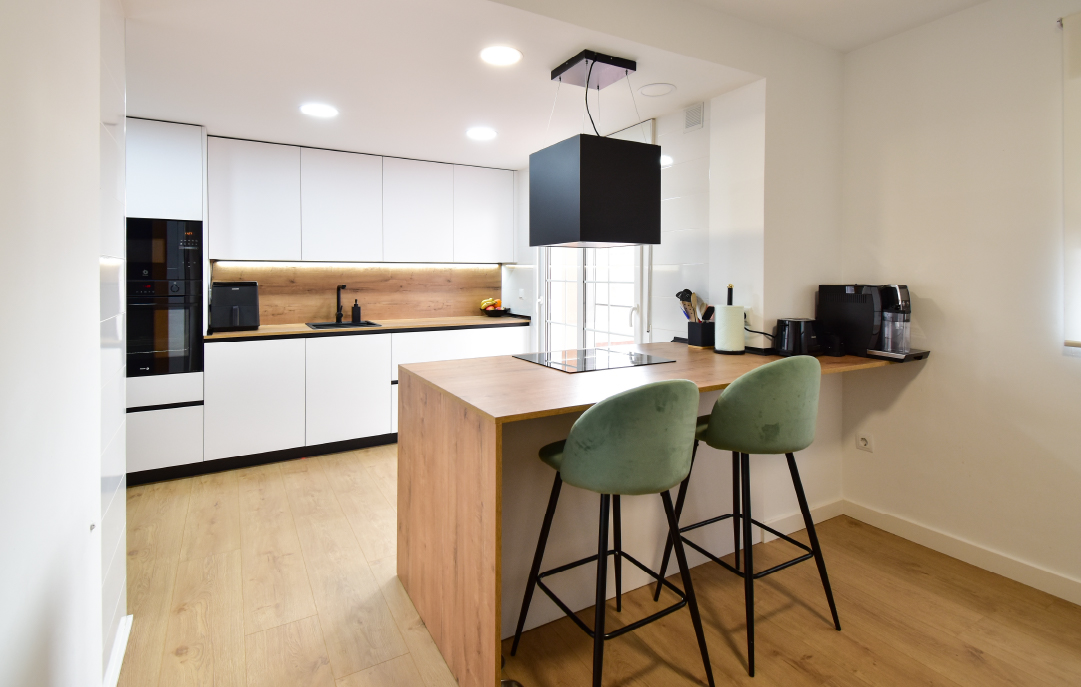 Cocina con encimera de madera laminada
