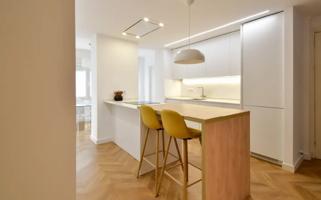 Cocina blanca con península