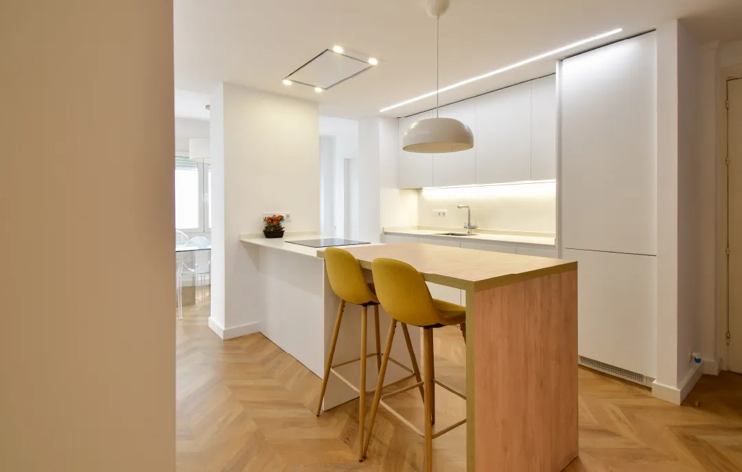 Cocina blanca con península Cocina blanca con península