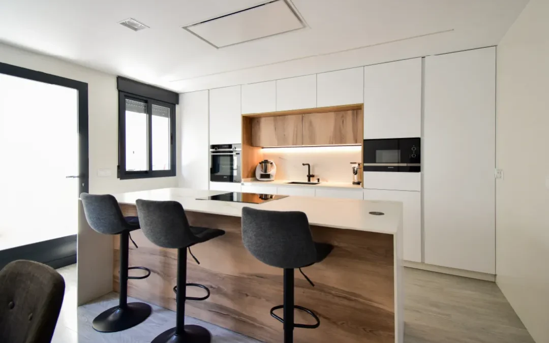Cocina blanca estilo puente