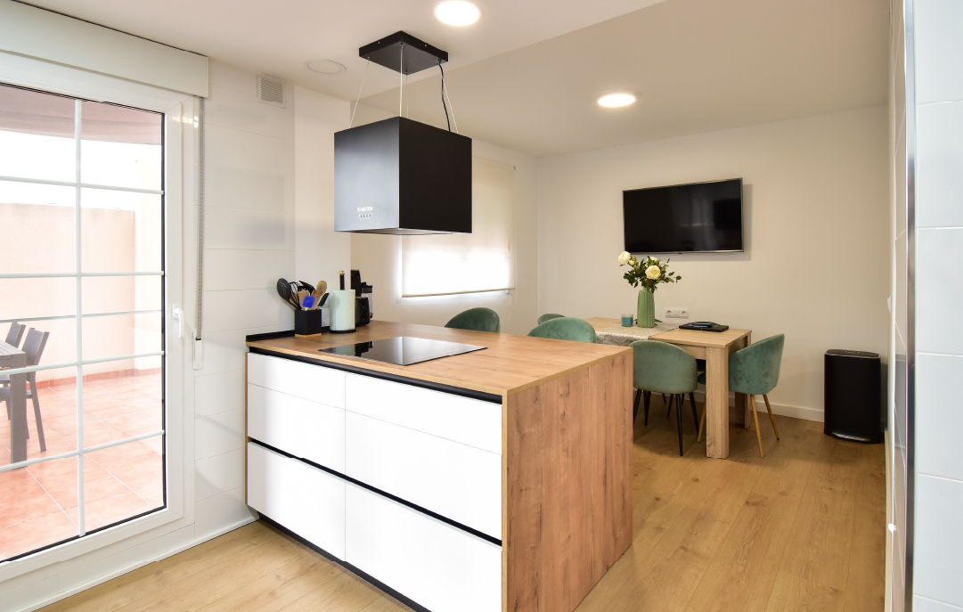Cocina con encimera de madera laminada