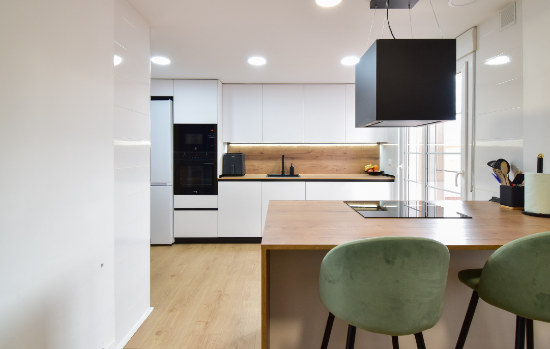 Cocina con encimera de madera laminada