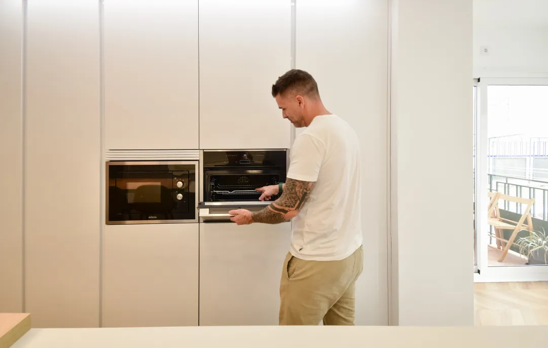 Cocina blanca con península