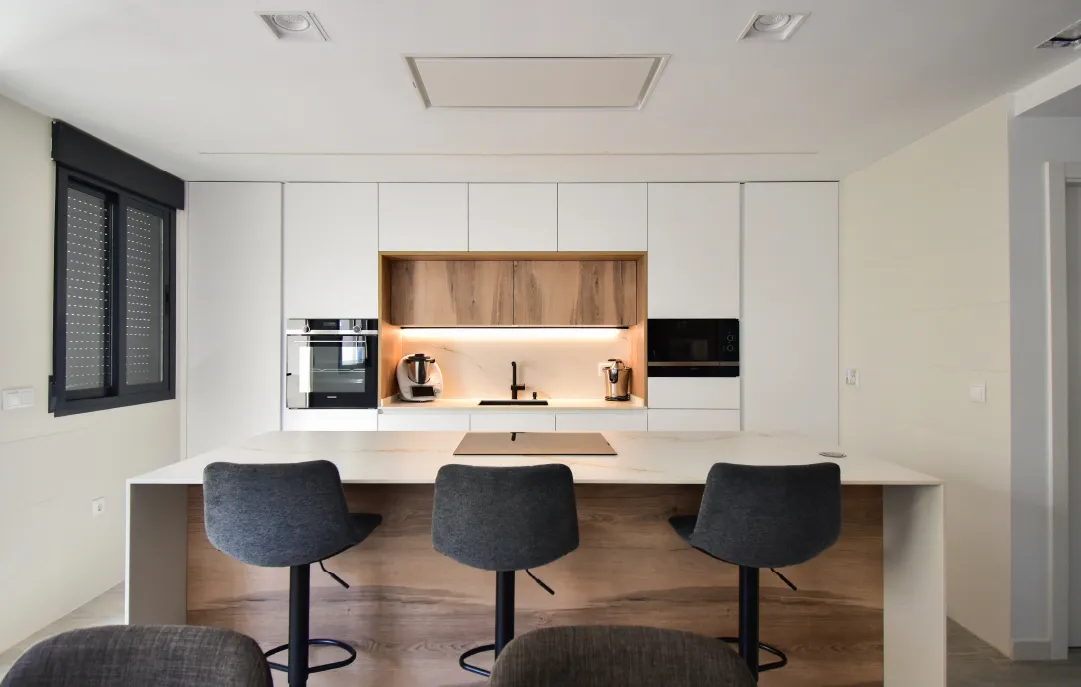 Cocina blanca estilo puente