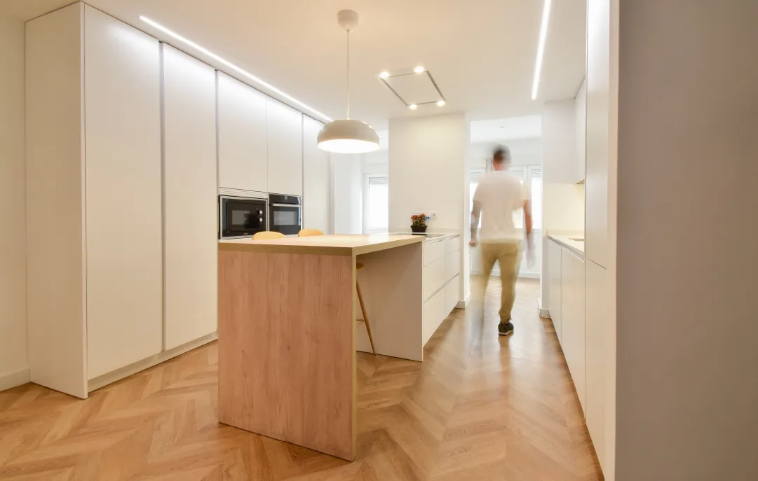 Cocina blanca con península