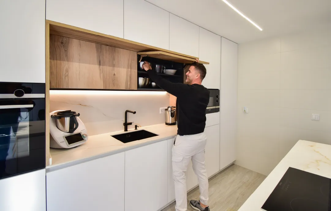 Cocina blanca estilo puente