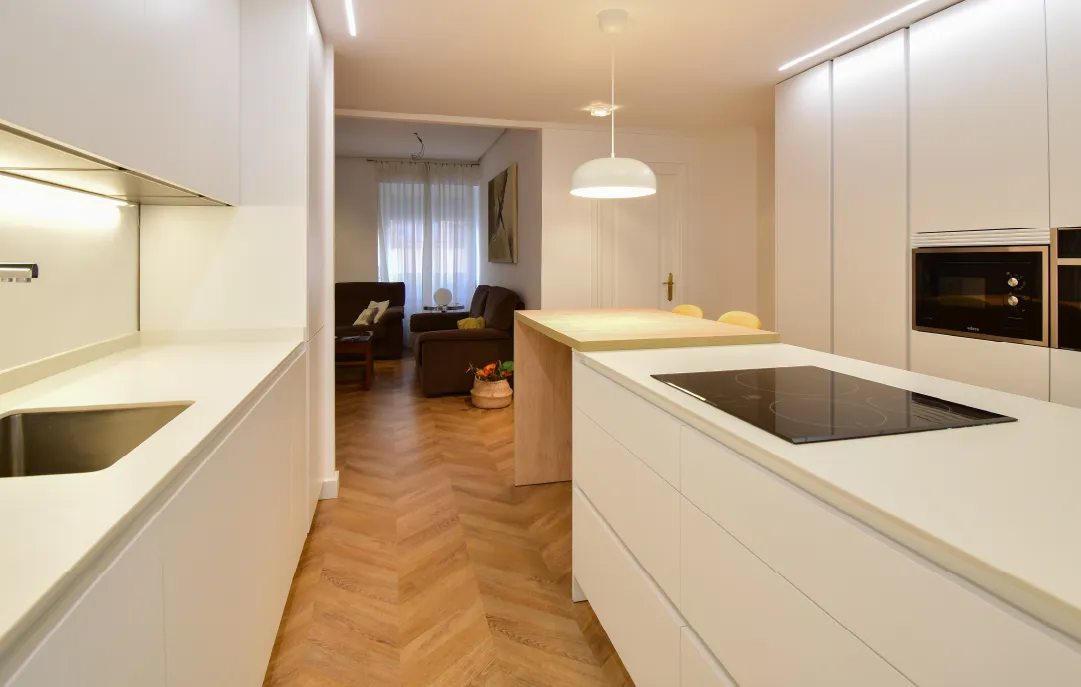Cocina blanca con península