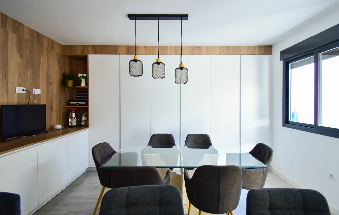 Cocina blanca estilo puente