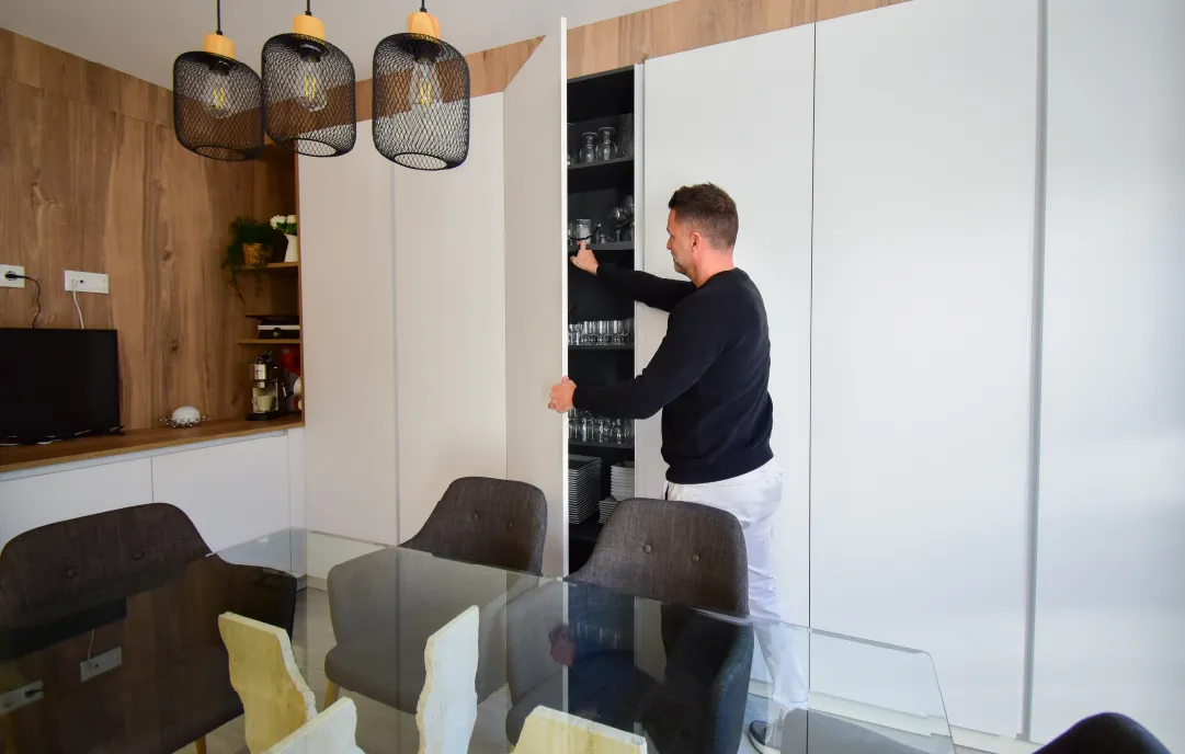 Cocina blanca estilo puente
