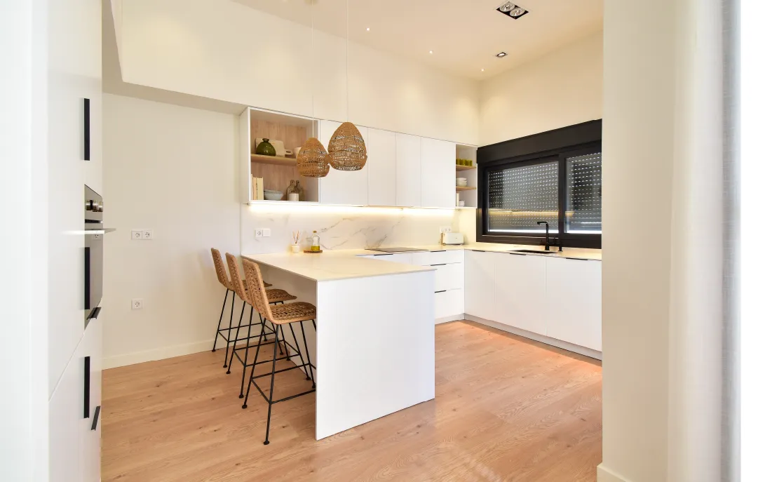 Cocina en U de estilo nórdico