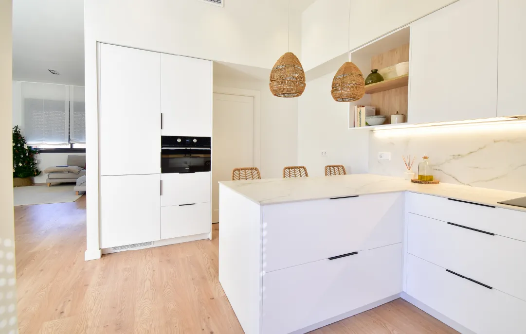 Cocina en U de estilo nórdico