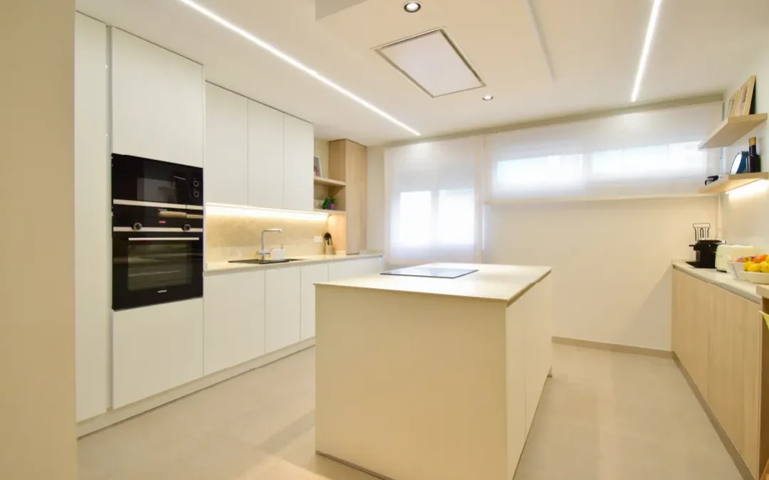Cocina nórdica semiabierta al salón