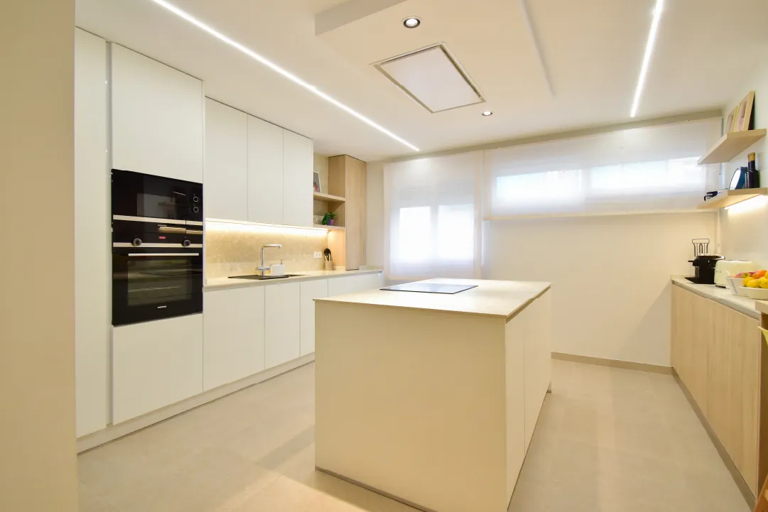 COCINA SEMIABIERTA CON BARRA HACIA EL SALÓN