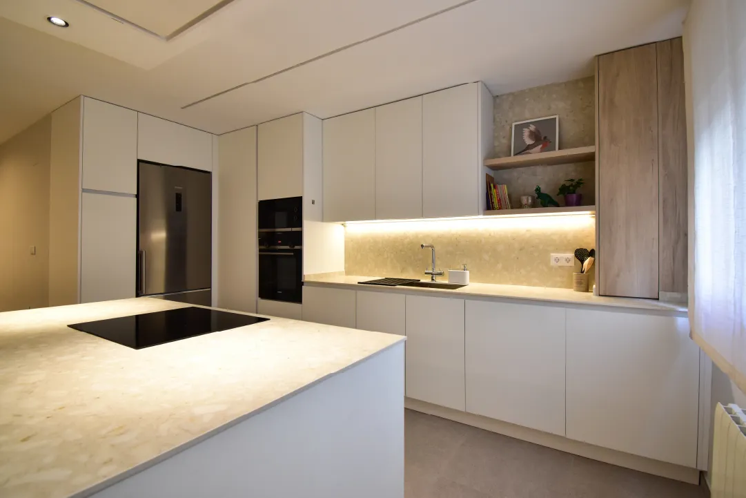 Cocina nórdica semiabierta al salón