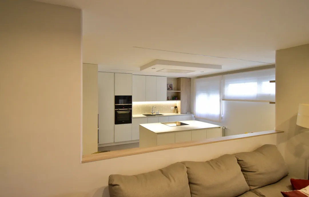 Cocina nórdica semiabierta al salón Cocina nórdica semiabierta al salón