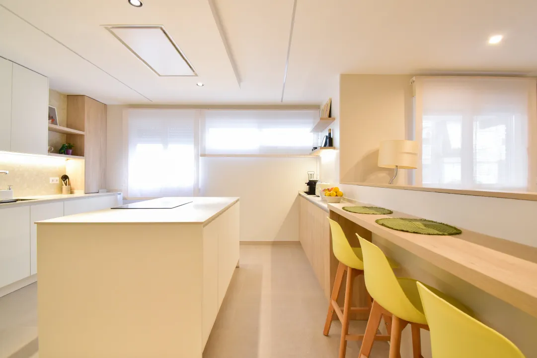 Cocina nórdica semiabierta al salón