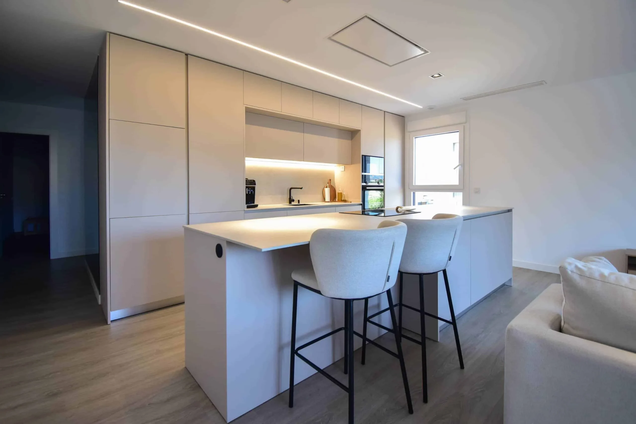 COCINA PUENTE MINIMALISTA EN TONO ARENA COCINA PUENTE MINIMALISTA EN TONO ARENA