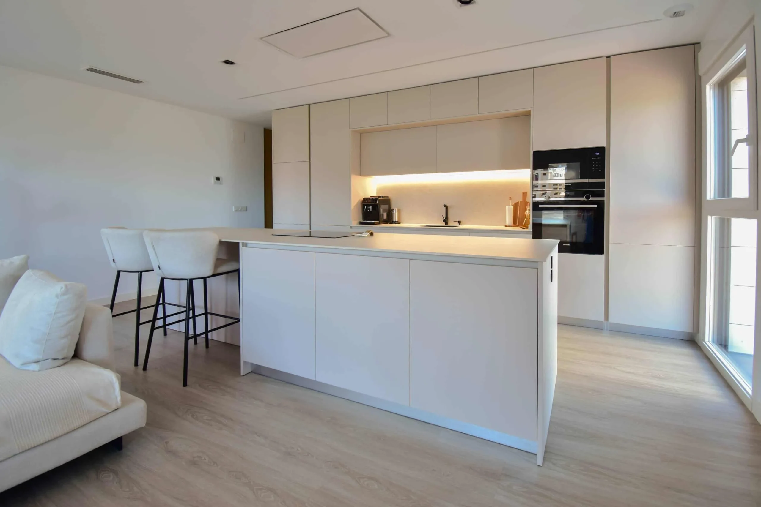 COCINA PUENTE MINIMALISTA EN TONO ARENA