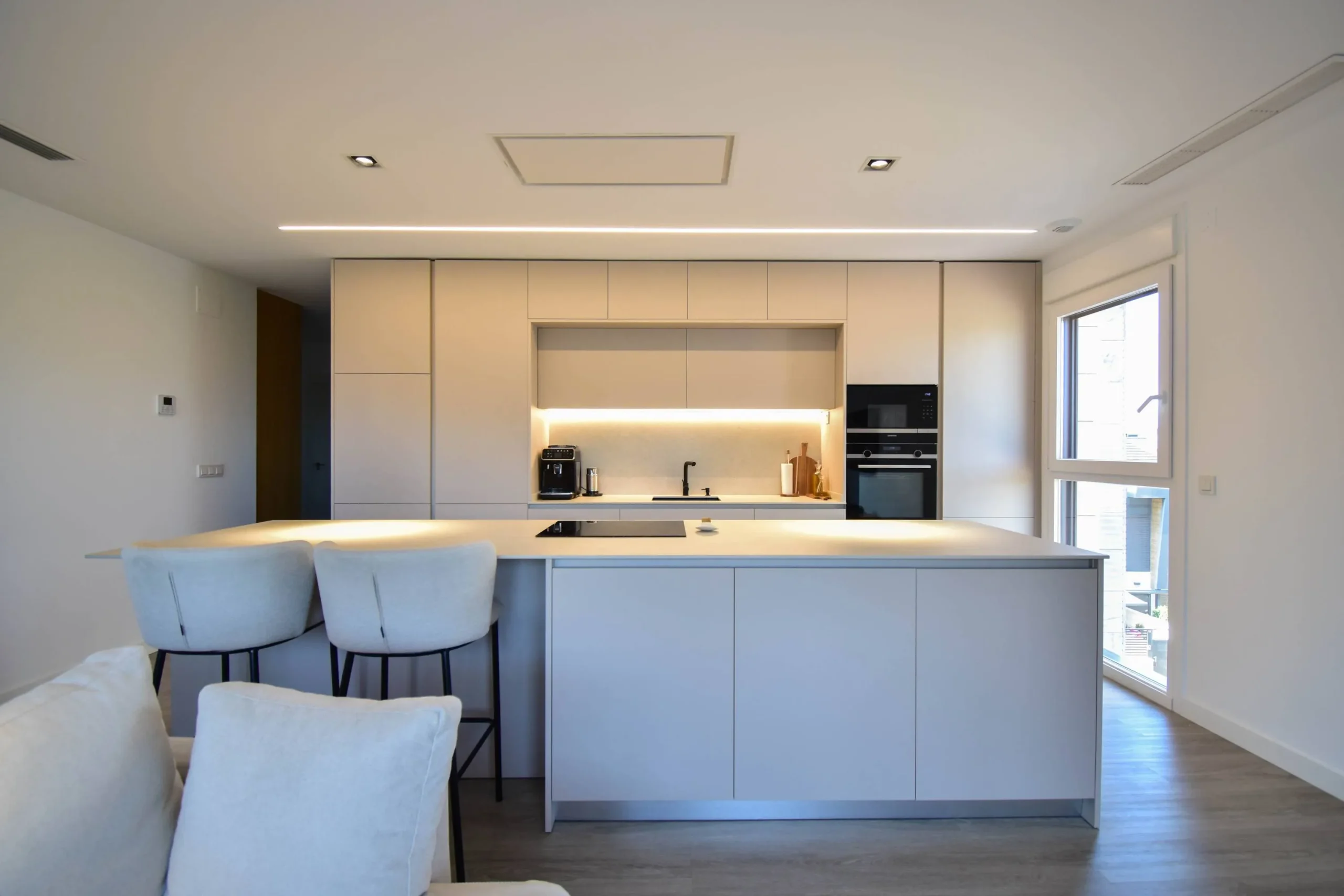 COCINA PUENTE MINIMALISTA EN TONO ARENA