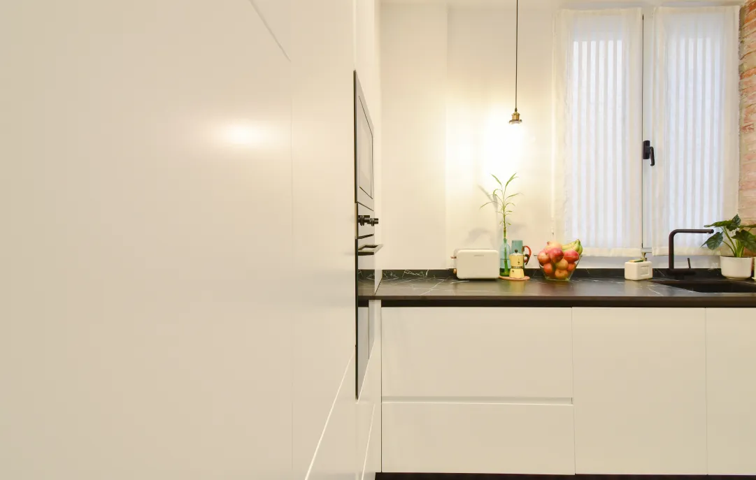 COCINA RETRO EN U CON PUERTA CORREDERA
