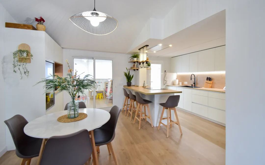 Moderna cocina blanca en buhardilla