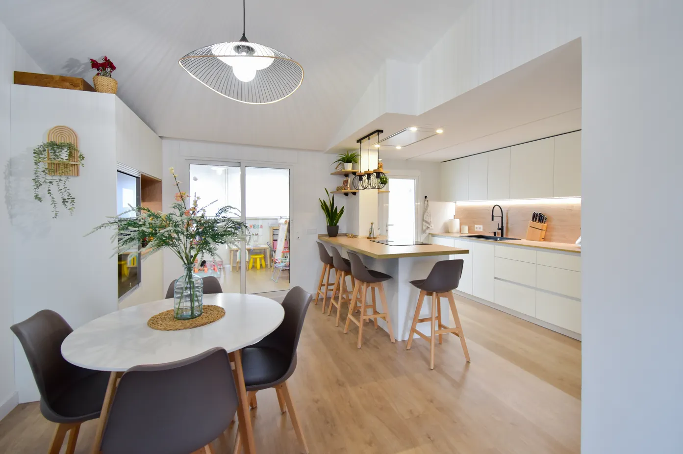 Moderna cocina blanca en buhardilla