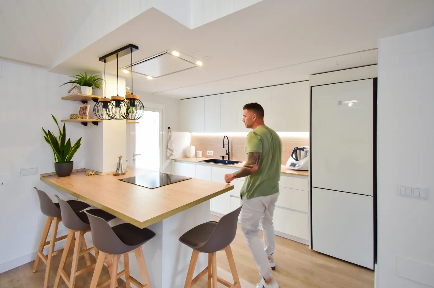 Moderna cocina blanca en buhardilla