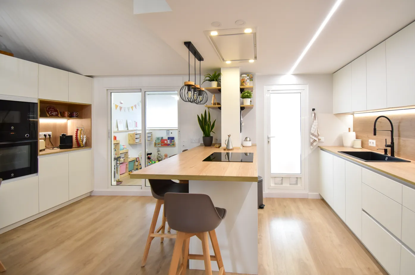 Moderna cocina en buhardilla