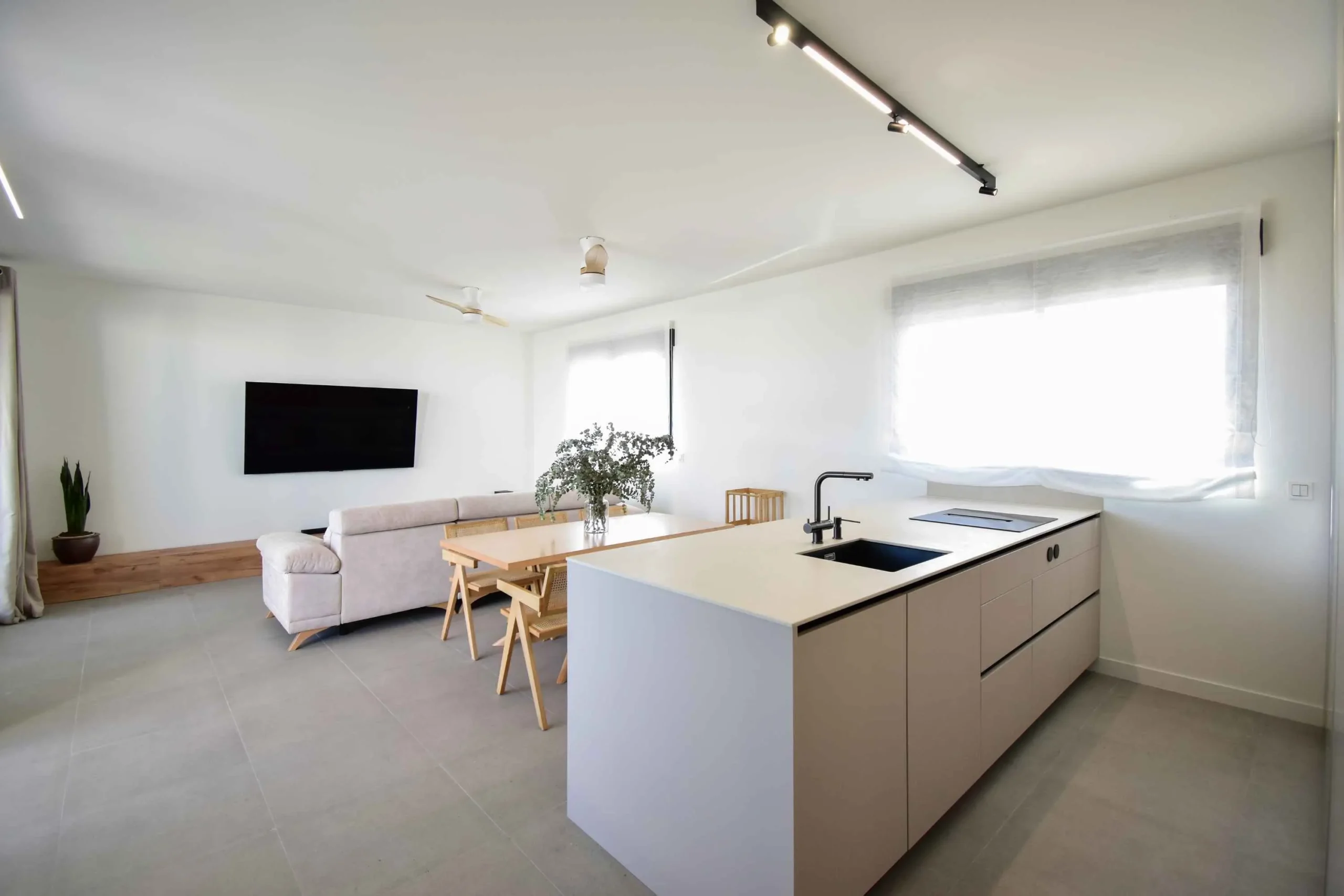 Cocina abierta al salón, oculta y minimalista
