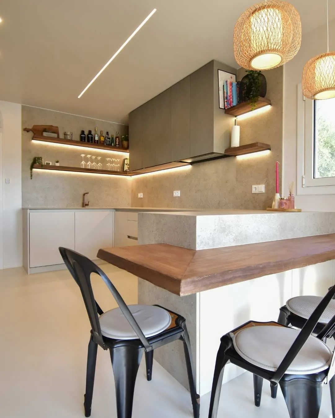 Elegante cocina con puertas en porcelánico