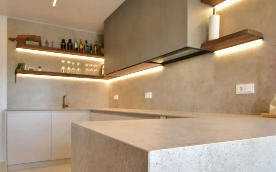 Elegante cocina con puertas en porcelánico