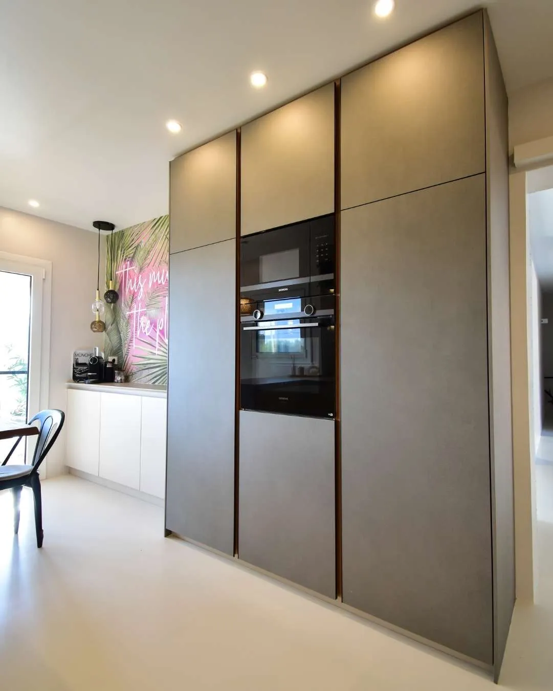 Elegante cocina con puertas en porcelánico