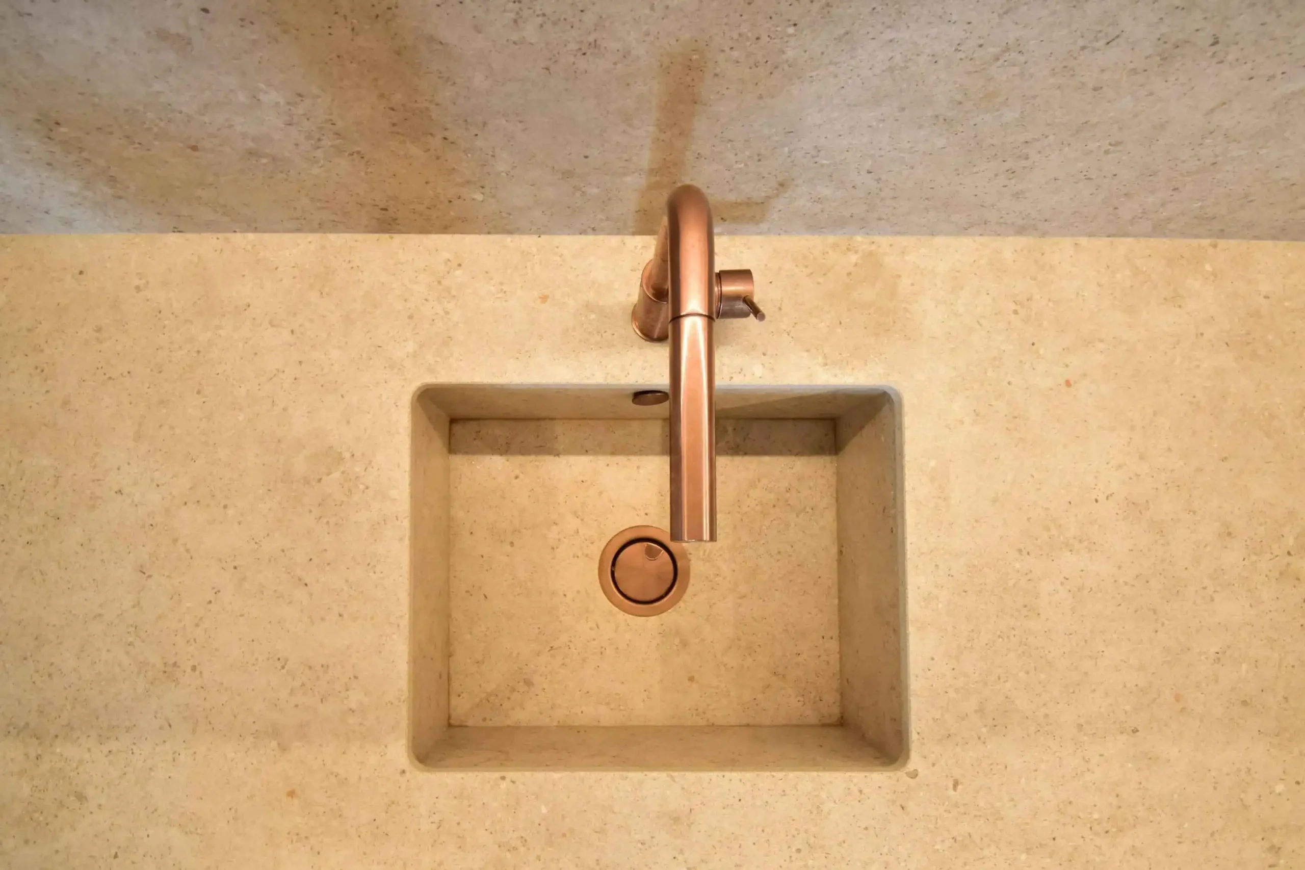 Fregadero en elegante cocina con puertas en porcelánico Fregadero en elegante cocina con puertas en porcelánico