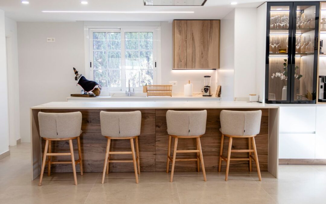 Amplia cocina nórdica en blanco y madera