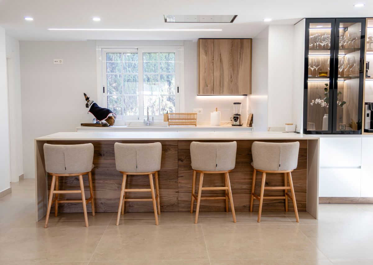cocina-abierta-oscura-y-madera-top Cocina de estilo nórdico abierta al salón, con península