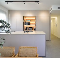 Cocina oculta y minimalista