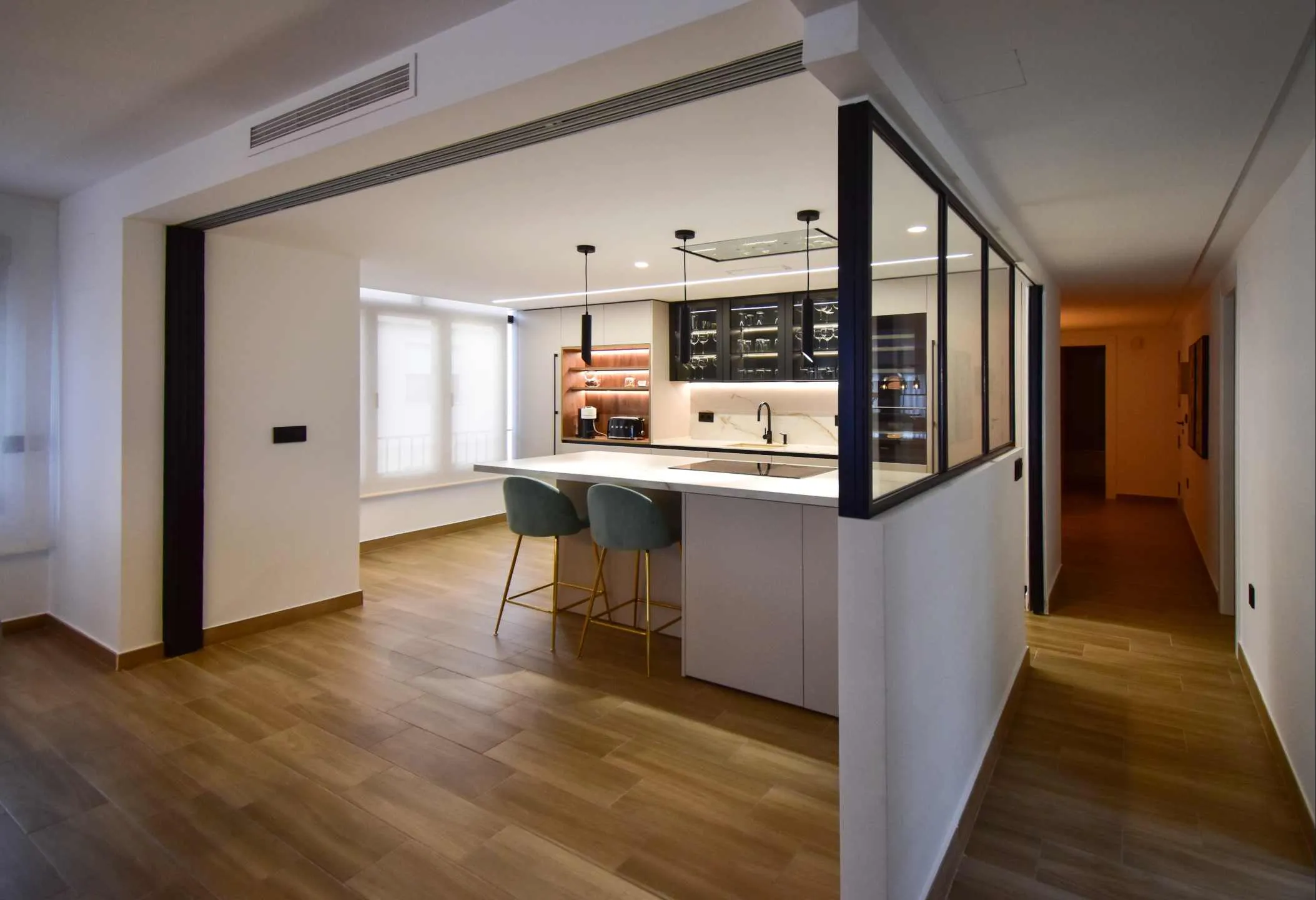 Cocina moderna semiabierta al salón