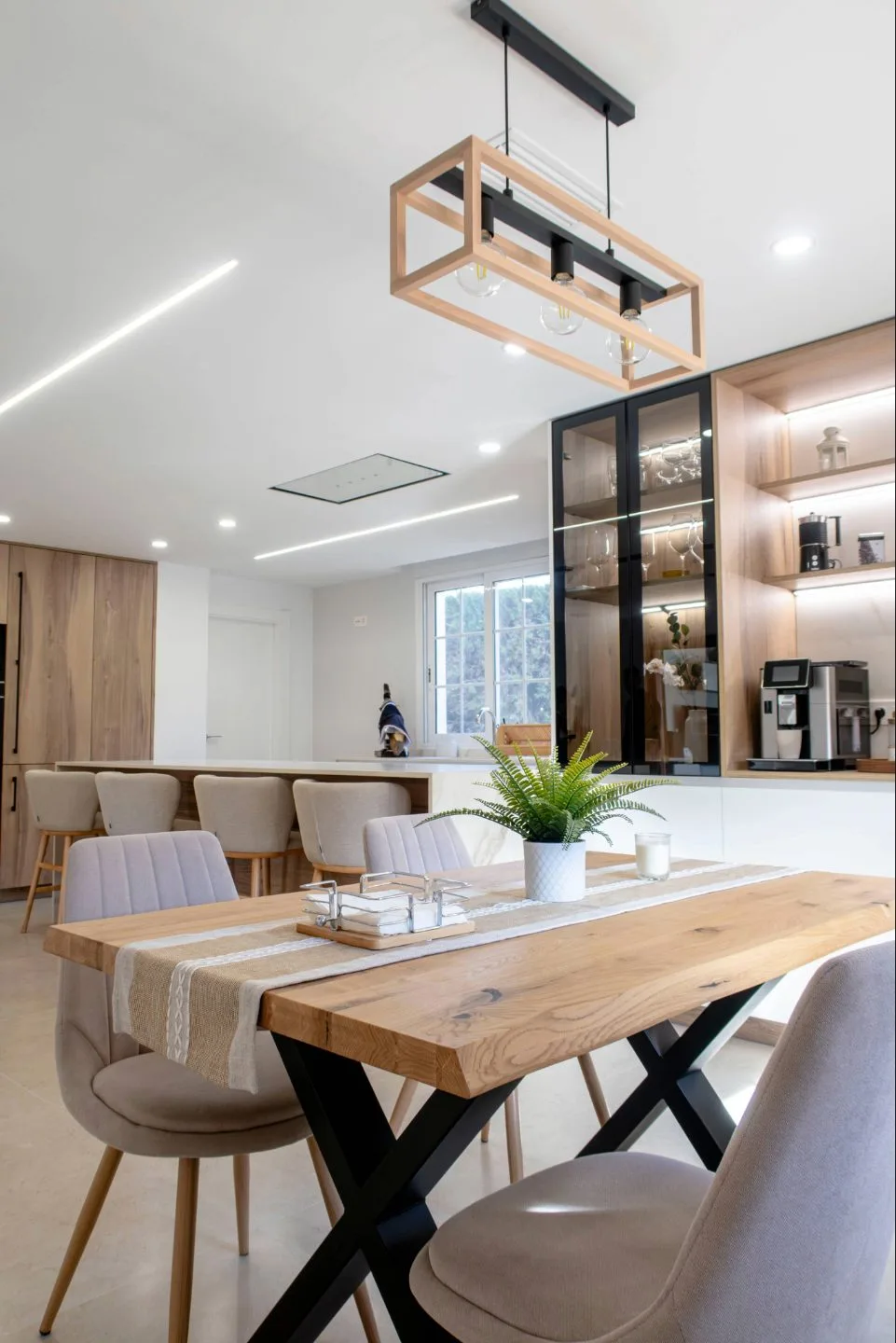Amplia cocina nórdica en blanco y madera