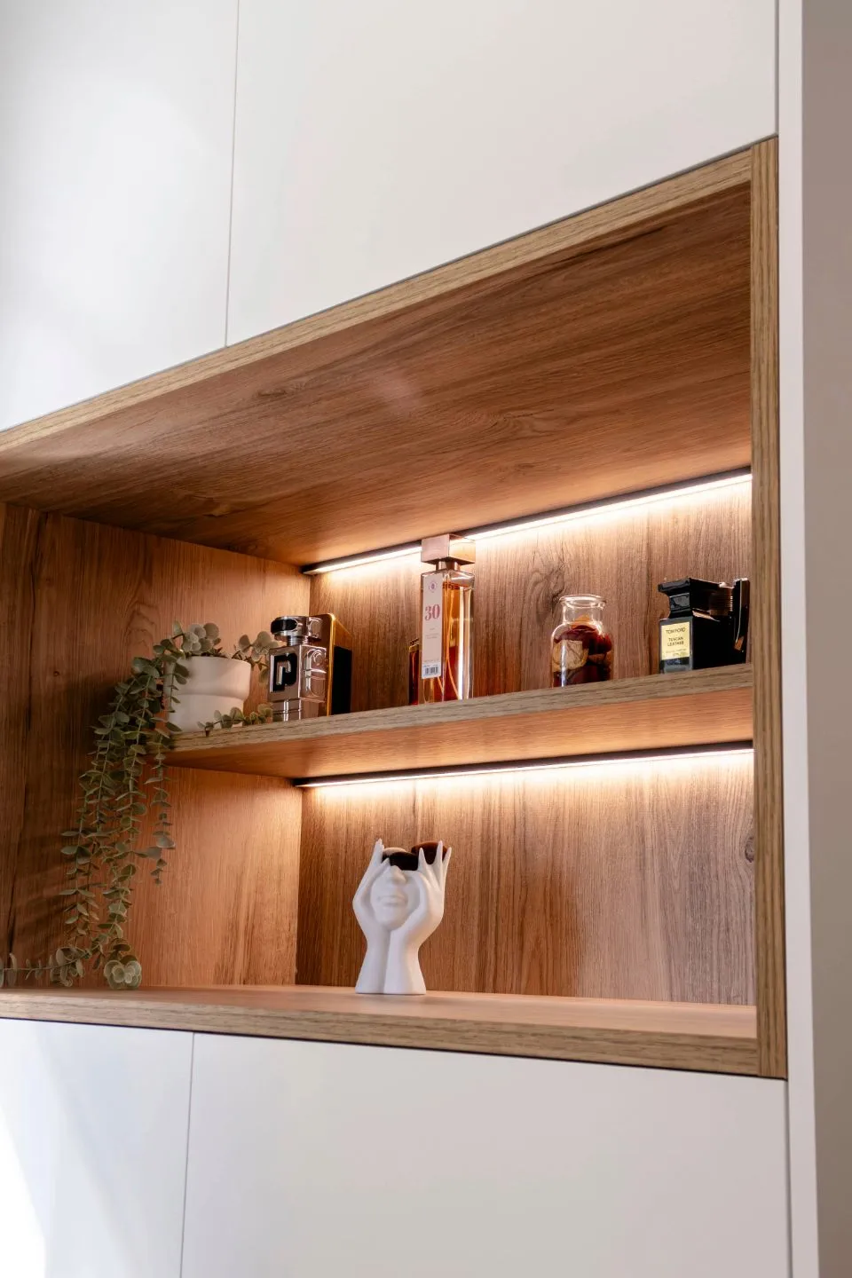 Amplia cocina nórdica en blanco y madera