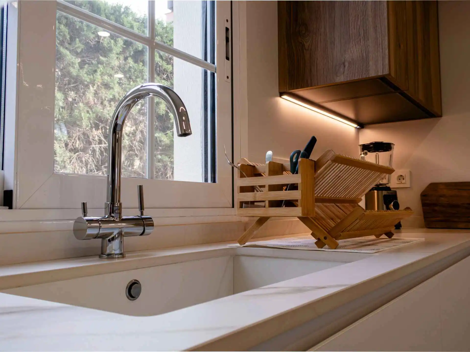 Amplia cocina nórdica en blanco y madera