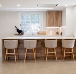Cocina nórdica en blanco y madera
