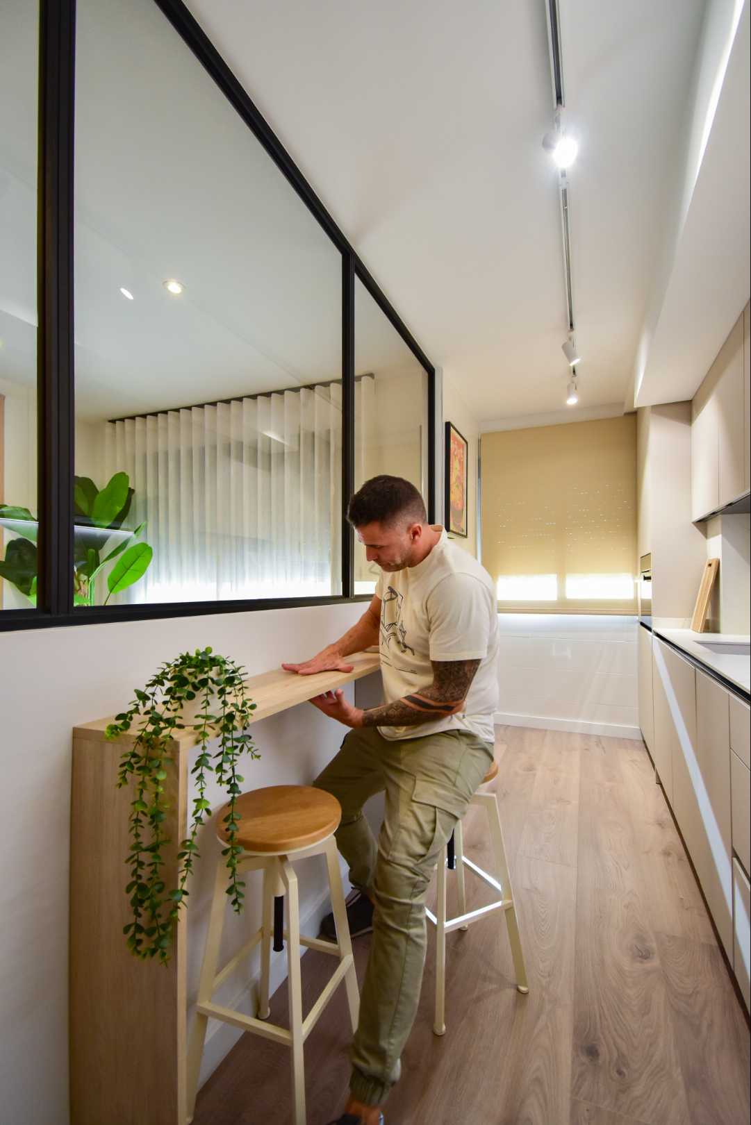 Elegante cocina con puertas en porcelánico
