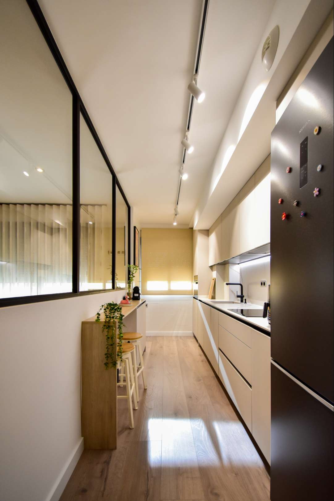 Elegante cocina con puertas en porcelánico