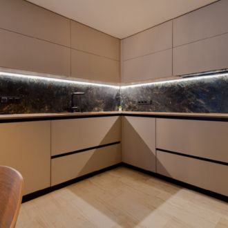 Cocina oculta de estilo minimalista