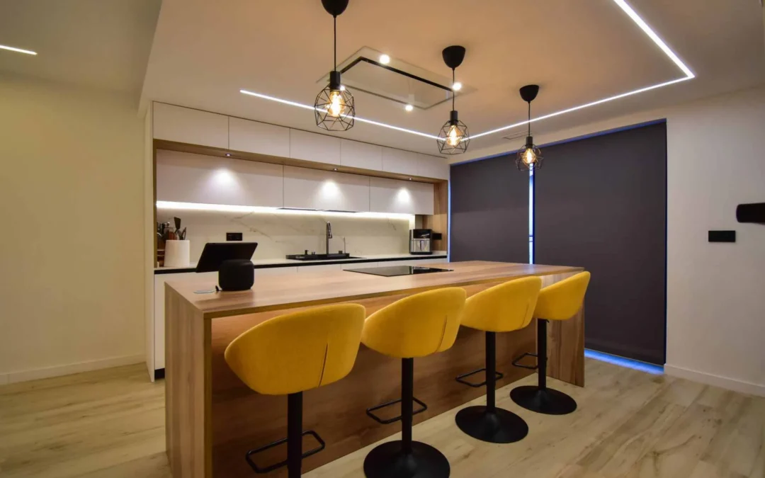 Amplia cocina paralela con isla