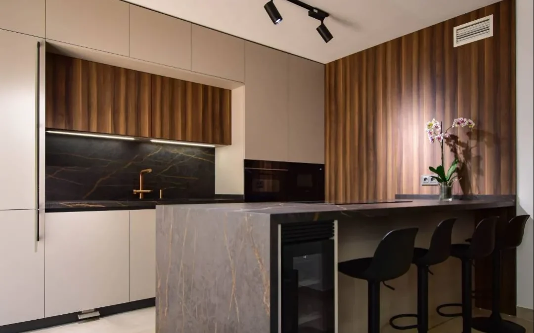 Cocina con península y pared panelada