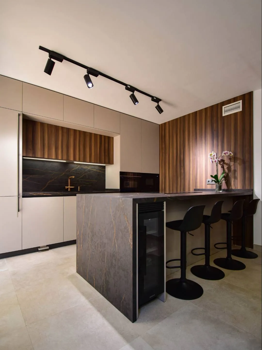 Cocina con península y pared panelada