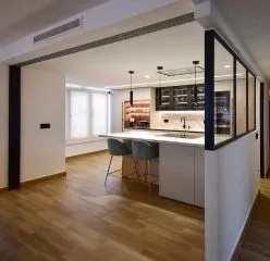Cocina amplia y semiabierta con puerta corredera