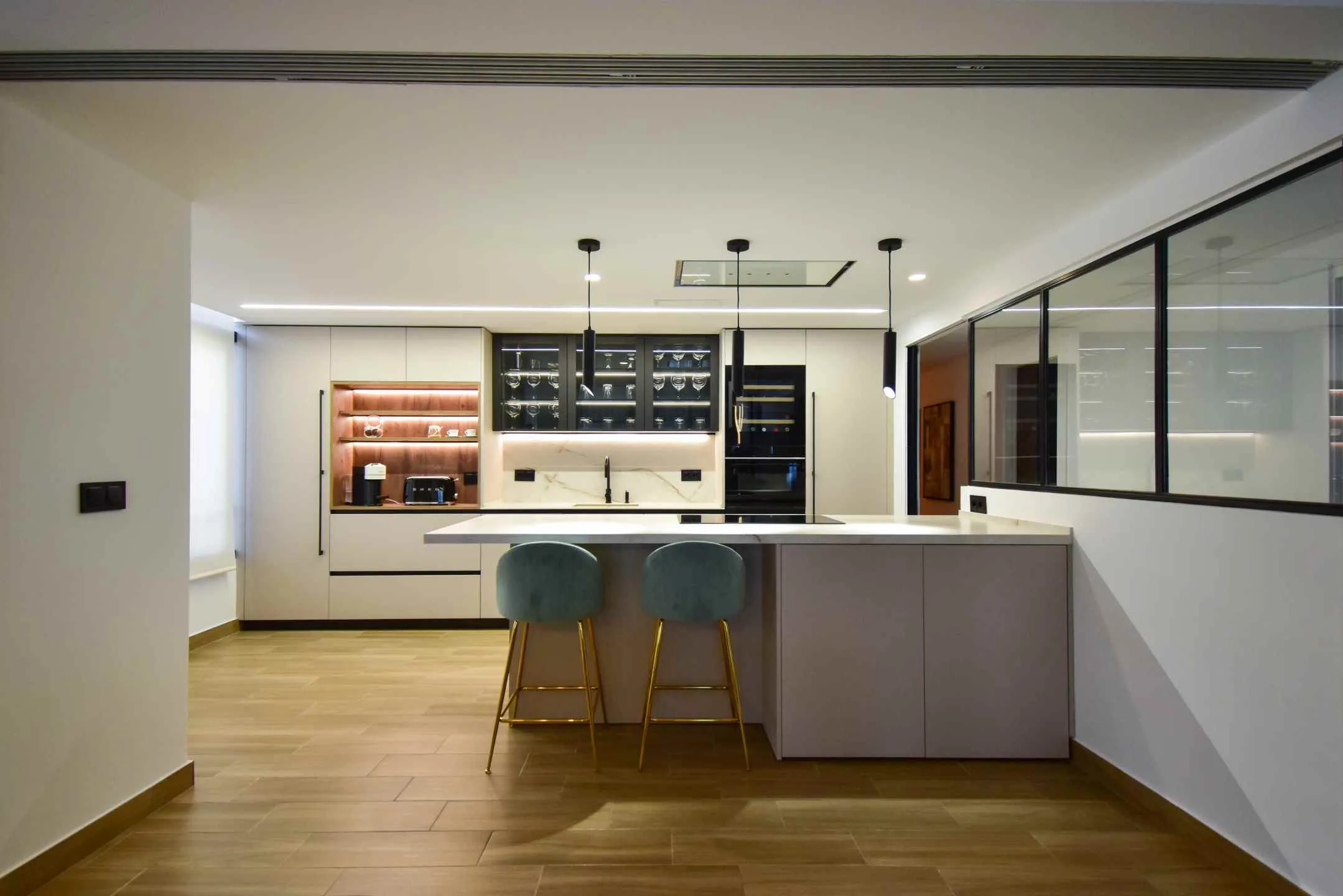 COCINA GRANDE Y SEMIABIERTA CON PUERTA CORREDERA