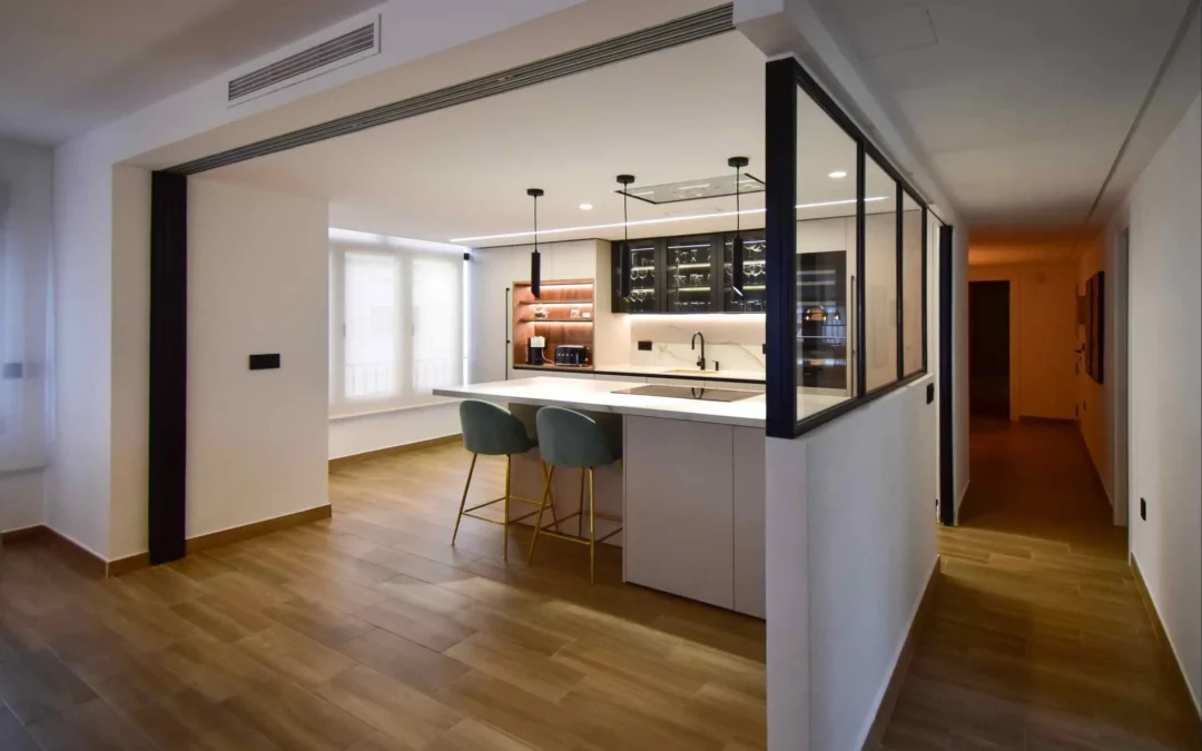 Cocina grande y semiabierta con puerta corredera